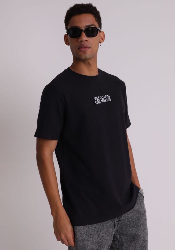 Camiseta texturizada estampa vacation memories Preto PP