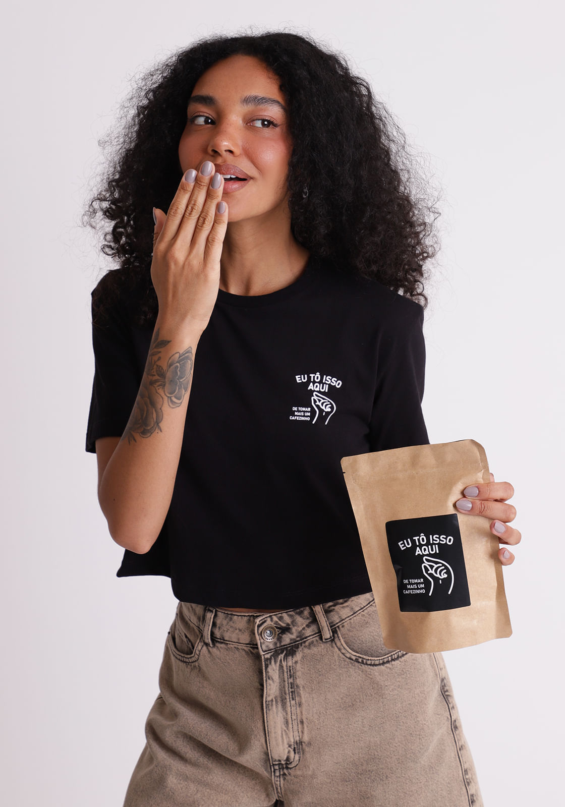 Camiseta cropped estampa café