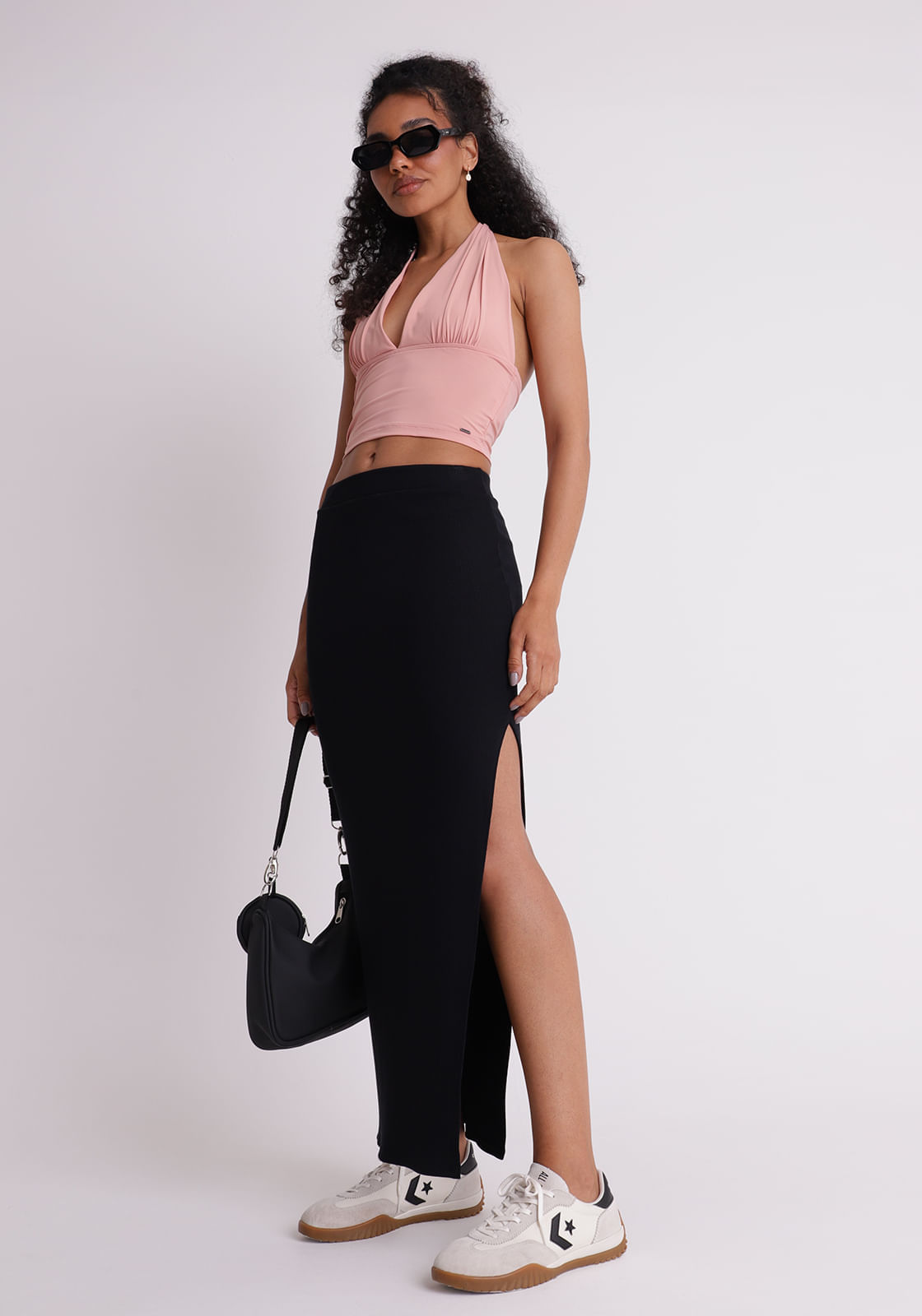Saia midi com fenda lateral
