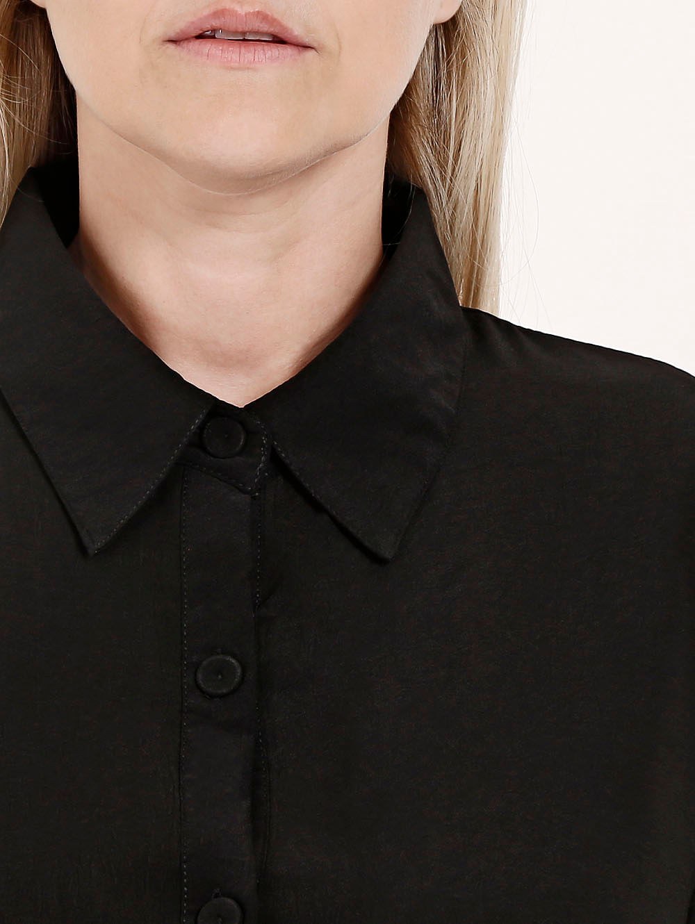 camisa preta plus size