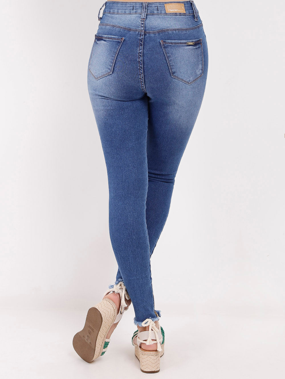 calça jeans estonada feminina